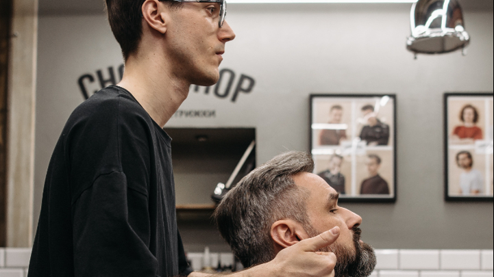 Berlin: Männliche Haarmodel-Komparserie für Friseur-Szene