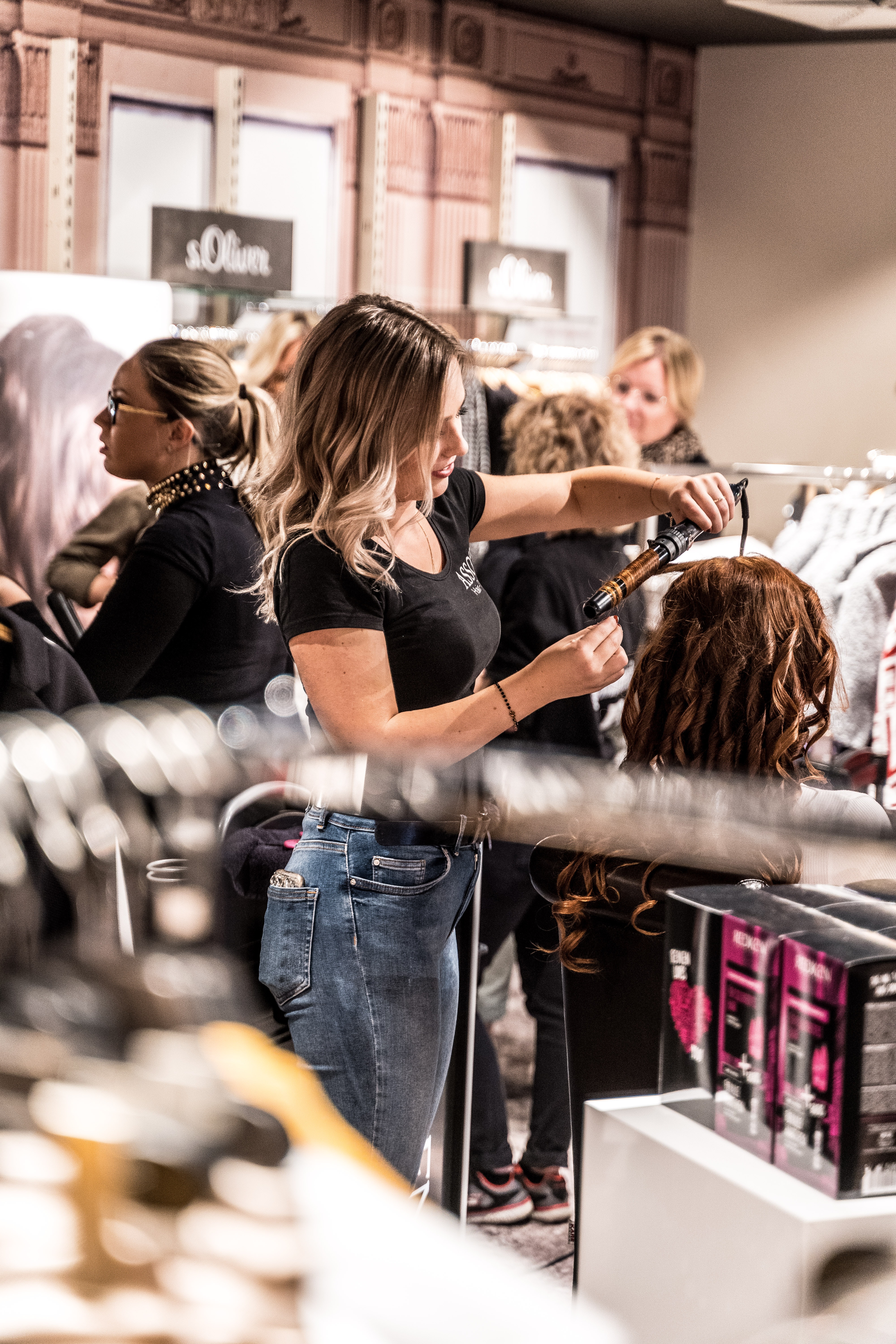 Berlin: Kompars*innen für Friseur-Szene