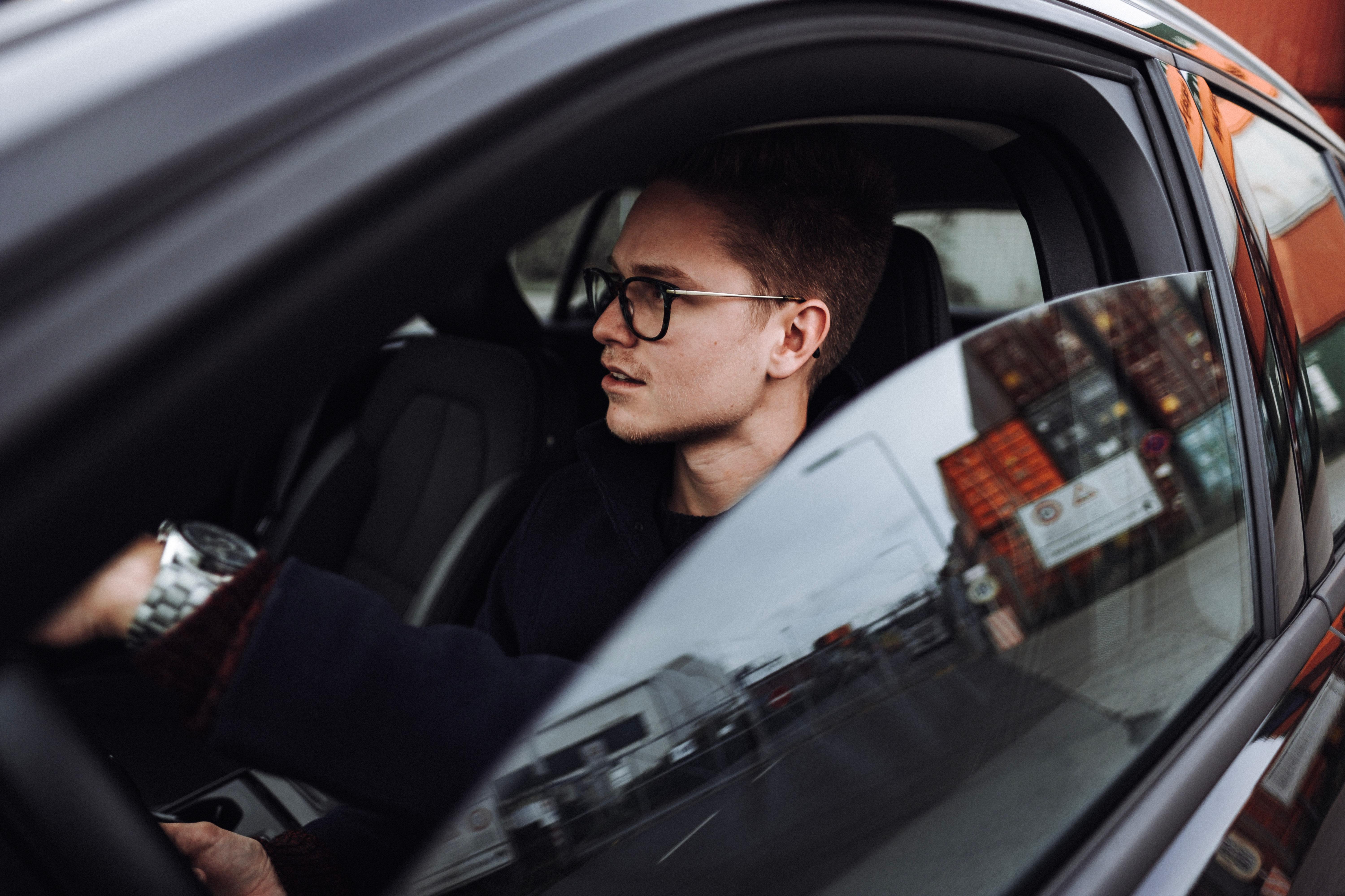 Berlin: Komparse als 'Geschäftsmann' mit Führerschein, m/30-45 J. gesucht!