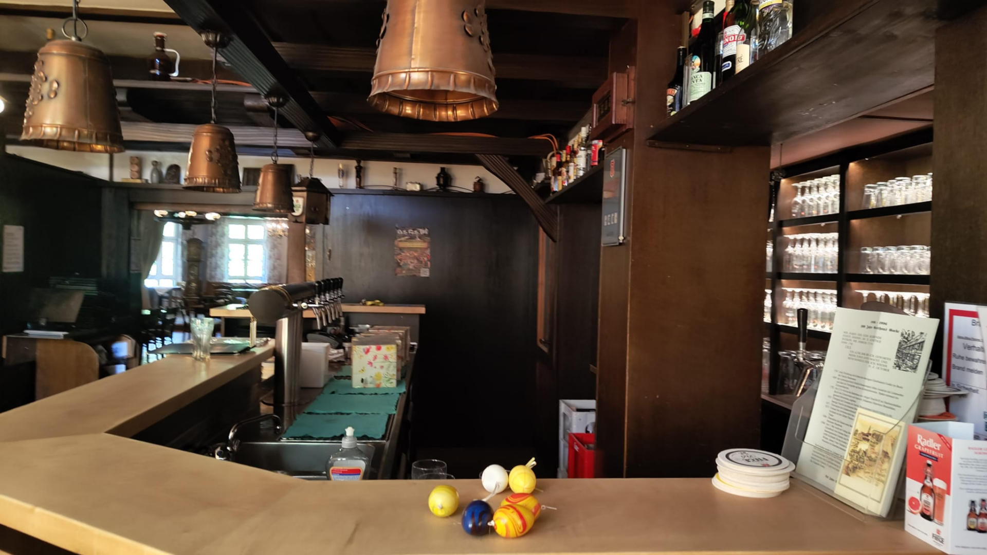 3x Kleindarsteller:innen: Kolleg*innen im Restaurant
