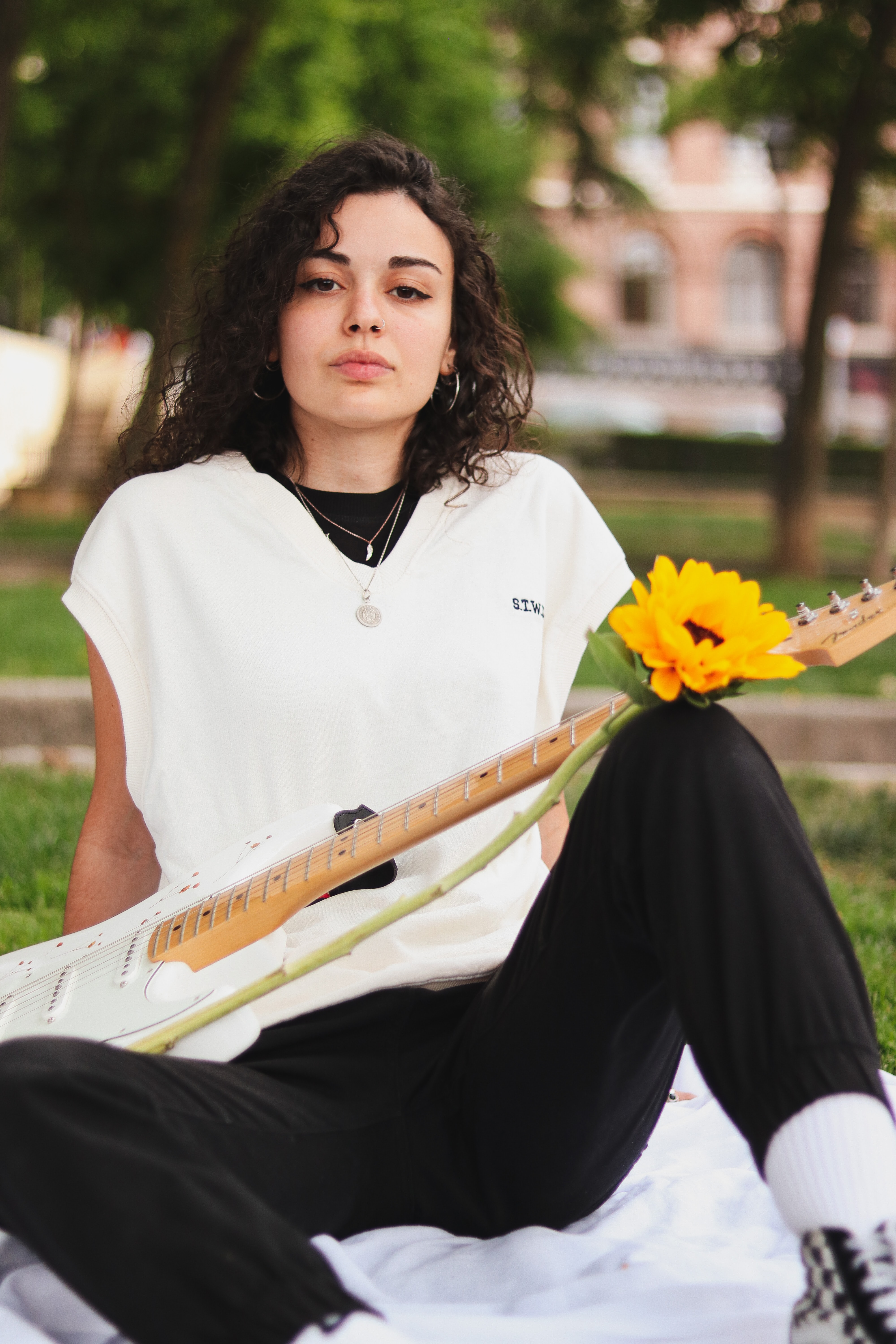 Berlin: Gitarrist:in, w/18-25 J./PoC | 1500€ - 2000€